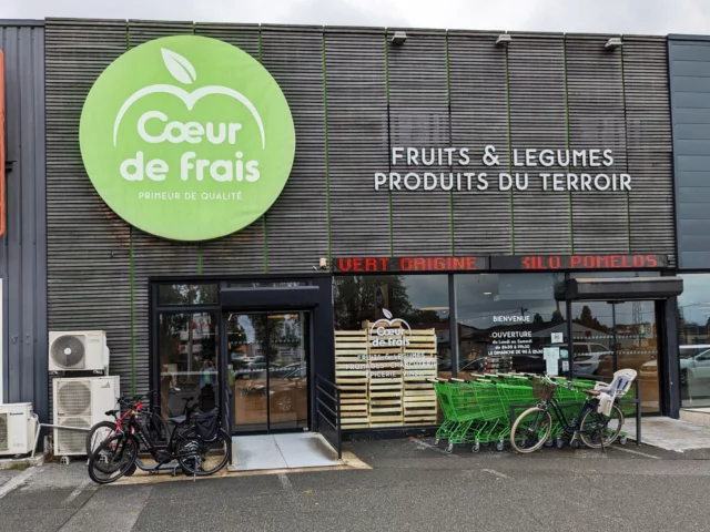 🍏 MAGASIN 🍏
Savez-vous à quel magasin appartient cette façade ?
. 
Petit indice : il s'agit du tout premier Coeur de frais. 
#coeurdefrais #magasin #proximité